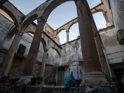 E arriviamo quindi sul ballatoio, dove tra lenzuoli stesi e odore di frittura, facciamo conoscenza con le �folkloristiche� signore che abitano questo condominio